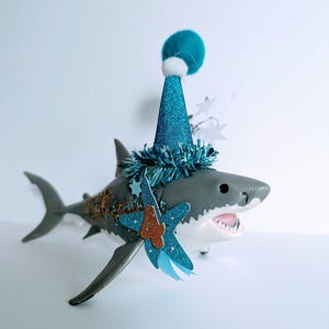 Animal cake topper, Schleich shark, includes a mini flag with wording of your choice.