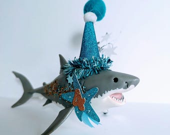 Animal cake topper, Schleich shark, includes a mini flag with wording of your choice.