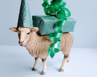 Schleich Schaf Cake Topper Tier, wählen Sie Ihr Zubehör, beinhaltet eine personalisierte Minifahne mit Schriftzug Ihrer Wahl.