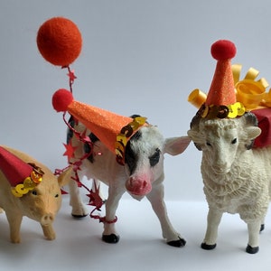 Set di decorazioni per torte a tema animali da fattoria di Journey To Hygge, con mini bandierina personalizzata. Gli animali variano e vengono scelti casualmente tra quelli della fattoria.