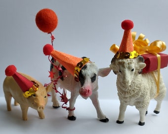 3D-gedruckter Cake Topper-Set mit personalisierten Miniatur-Flagge vonJourney To Hygge. Die Tiere variieren und werden nach dem Zufallsprinzip vom Bauernhof ausgewählt.