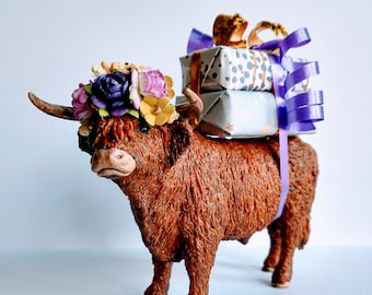Schleich Highland Kuh Cake Topper, fügen Sie Ihre eigenen Accessoires hinzu, enthält eine personalisierte Mini-Flagge.
