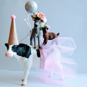 Schleich Kuh als Partytier, kommt mit Partyhut und Minifahne mit Wunschtext, füge extra Zubehör hinzu.