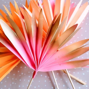 Topper per torta con palme di carta, disponibili in vari colori.