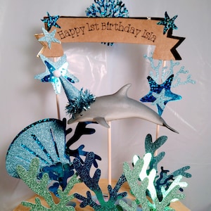 Cake topper Under the sea, banner personalizzato, corallo, torta di compleanno per bambini. Delfino non incluso, disponibile separatamente nel negozio.