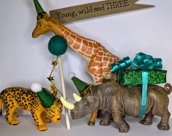Set of Safari animal cake toppers. You choose colour of accessories. The animals are chosen at random. Personalised mini flag included.