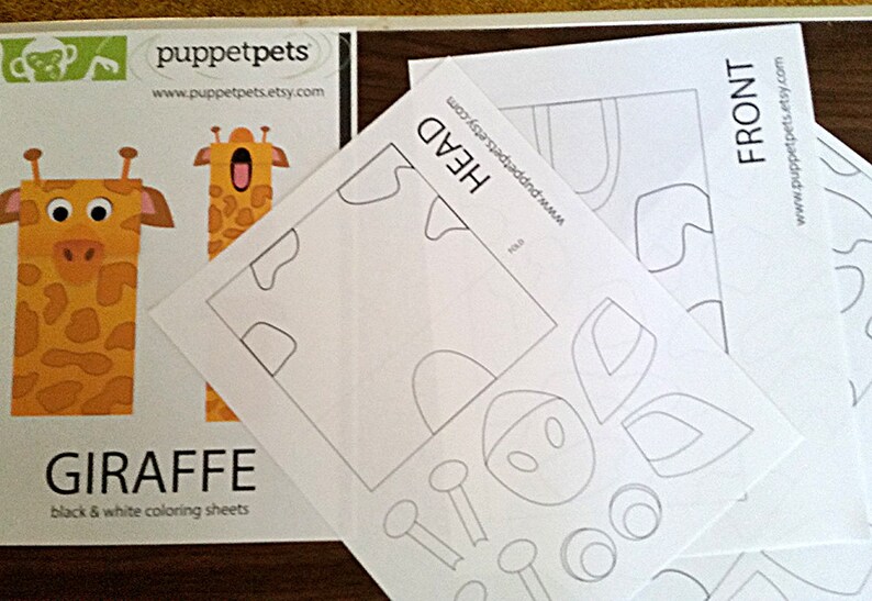 Puede incluir: Hojas de colorear en blanco y negro para una manualidad de marioneta de jirafa. Las hojas incluyen una cabeza, un frente y un cuerpo de jirafa con manchas. Las hojas est&aacute;n tituladas "Jirafa" y "Puppetpets" con una direcci&oacute;n de sitio web.