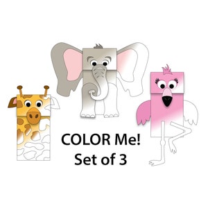 Puede incluir: Un conjunto de tres marionetas de bolsa de papel, listas para ser coloreadas. Las marionetas son un elefante, una jirafa y un flamenco. Las marionetas est&aacute;n todas delineadas en negro y tienen rasgos simples. El texto "COLOR Me! Set of 3" est&aacute; impreso debajo de las marionetas.
