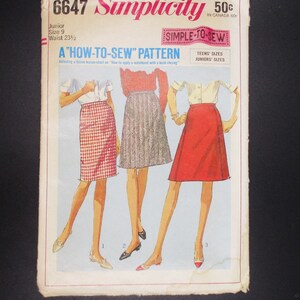 Può includere: Modello di cucito Simplicity numero 6647 per una gonna. Il modello include istruzioni su come applicare una cintura con chiusura sul retro. Il modello è per taglie adolescenziali e junior. L'immagine mostra tre donne che indossano gonne diverse, una a quadri rossi, una in bianco e nero e una in rosso.