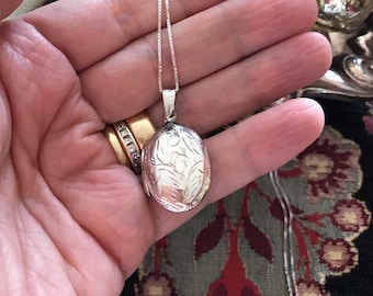 Medallón de plata esterlina dulce y sencillo ~ Piense en Downton Abbey ~ Cadena de 30 pulgadas ~ Medallón grande ~ Medallón de plata para dama de honor nupcial