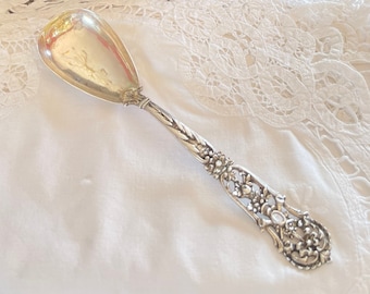 Élégante cuillère en argent sterling percée avec baies ~ Cuillère en argent sterling