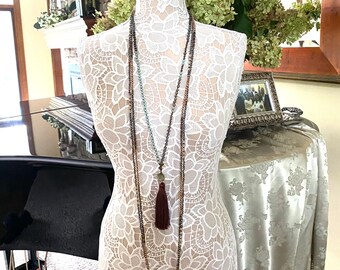 Precioso collar de cuentas de piedra y metal