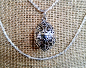 Medallón ovalado en cadena de plata italiana de 30 pulgadas ~ Medallón de Pascua ~ Medallón de huevo con filigrana ~ Recuerdos ocultos