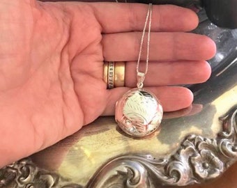 Grand médaillon rond en argent sterling gravé ~ longue chaîne - médaillon gravé - médaillon en argent sterling