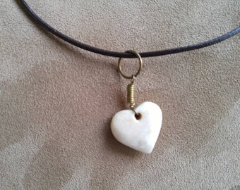 Leren ketting met lemmet- of walnoothart NBJ370