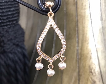 Pendientes colgantes de perlas pequeñas y circonitas rellenas de oro ~ Pendientes de perlas blancas ~ Boda nupcial de novia