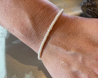 Pulsera de perlas diminutas de pedido especial ~ Collar y pulsera de perlas de 3 mm de grado AAA ~ Cierre de oro de 14 quilates ~ (Imagina Downton Abbey)