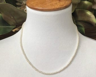 Elegante collar de perlas diminutas ~ Collar de perlas de 3 mm de grado AAA ~ Cierre de oro de 14 quilates ~ (Piense en Downton Abbey) Novia nupcial