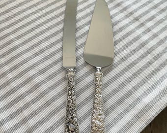 Servidor y cuchillo para pastel de plata esterlina S Kirk & Son ~ Repujado ~ Servidor para pastel repujado