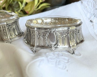 Par de elegantes saleros a juego de plata de ley estilo imperio francés