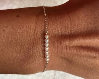 ¡Lea a continuación! Pulsera de perlas pequeñas ~ Pulsera de perlas de ley o pulsera de perlas bañadas en oro amarillo ~ Pulsera de perlas blancas ~ Envuelta para regalo