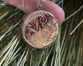 Medallón redondo grabado de plata esterlina con cadena larga ~ Piensa en Downton Abbey