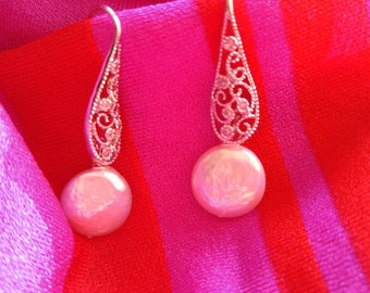 Filigraankleurige sterlingzilveren druppelvormige hangoorbellen met muntparels ~ NBJ513~ muntpareloorbellen