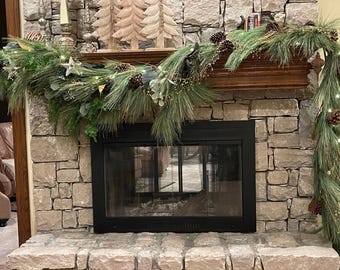 ¡Lea la descripción! Repisa de chimenea amplia con guirnalda de pino con agujas largas y eucalipto, cedro y magnolia.