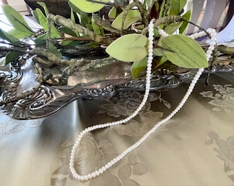 Elegante collar de perlas diminutas ~ Collar y pulsera de perlas de 3 mm de grado AAA ~ Cierre de oro de 14 quilates ~ (Piense en Downton Abbey) Novia nupcial