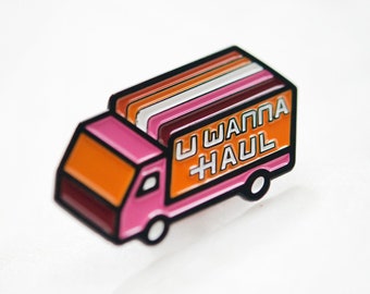 Pin esmaltado del Orgullo Lésbico de Uhaul - Alegría Queer