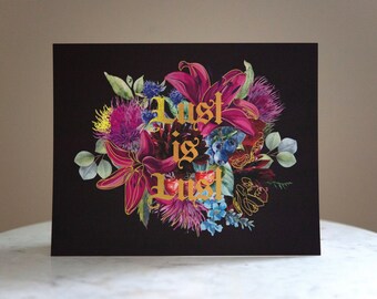 Puede incluir: Una tarjeta negra con un diseño floral en tonos de rosa, morado, azul y verde. El texto "Lust is Lust" está escrito en letras doradas.