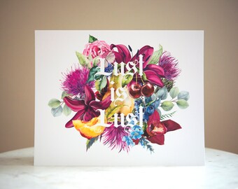 Puede incluir: Una tarjeta blanca con una ilustración de acuarela de un ramo de flores, frutas y vegetación. El texto "Lust is Lust" está escrito en letras blancas en una fuente gótica.