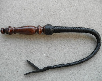 Nuevo látigo de cuero negro para toros con mango de madera