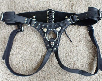 Leder Strapon Becken Harness mit Spikes - Größenverstellbar mit Schnallen und Korsettverschluss