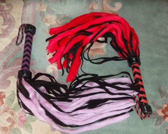 Schwarz oder rot oder lila oder Türkis Teal Leder & Pelz Mop Peitsche - tolle Geschenkidee