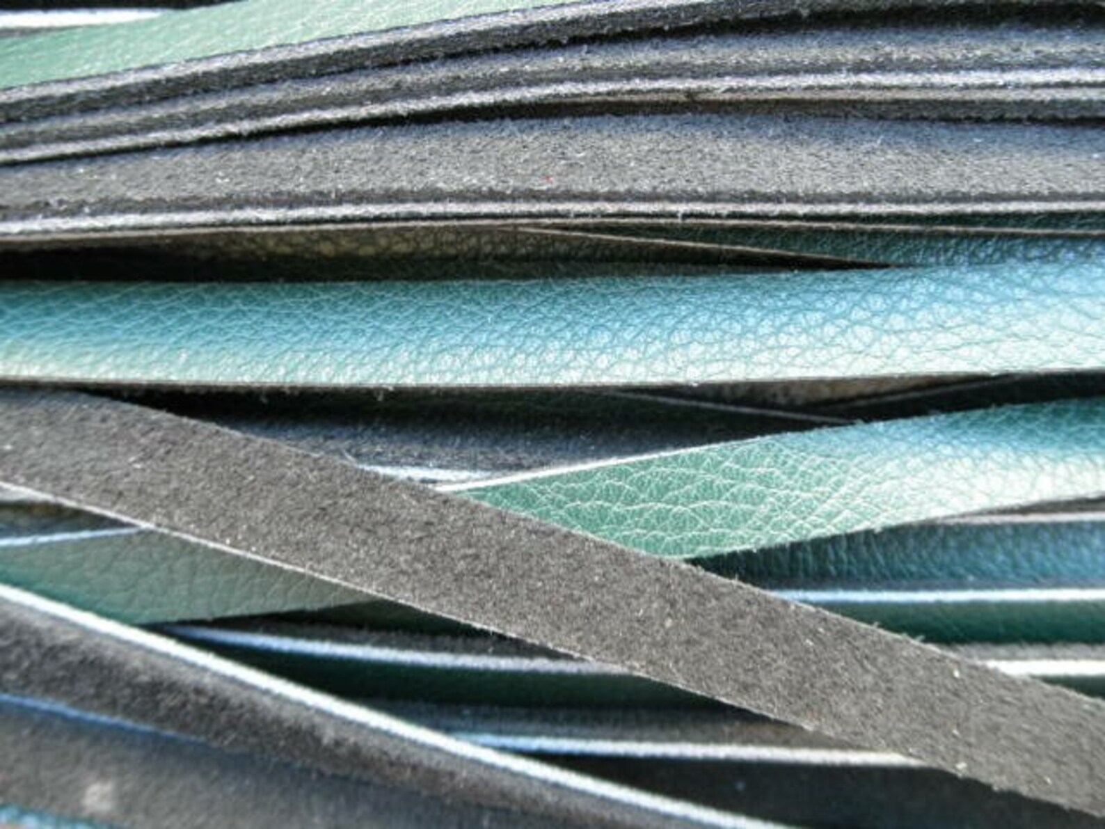 Flogger En Cuir Lourd Noir Et Rouge - 36 Queues - Pour Entraînement équestre Ou Usage Spécifique