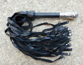 Magnífico látigo de cuero con tachuelas del Dr. DOOM con mango de metal y caídas con tachuelas.