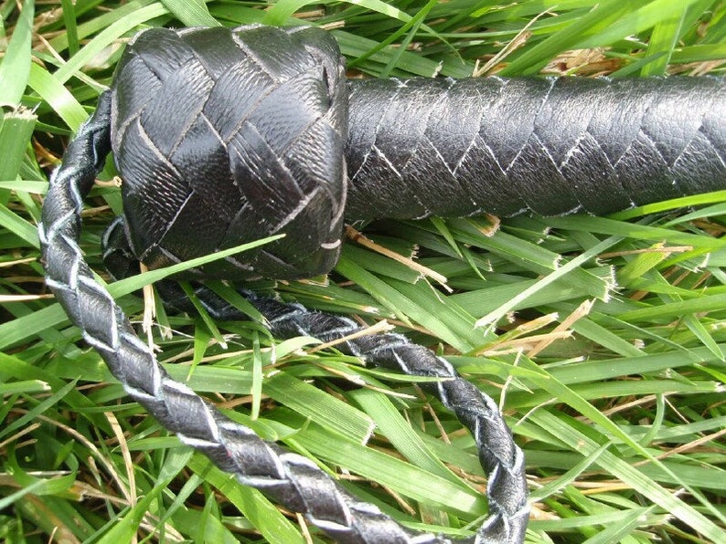 Flogger Cuir Long Pour Cheval - 36 Queues - Noir Et Rouge - Neuf