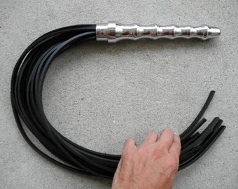 HEAVY DUTY Robuuste leren flogger met metalen kraaltjes met knopen