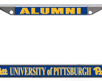 Może przedstawiać: Srebrna ramka na tablicę rejestracyjną z niebiesko-złotym logo Uniwersytetu Pittsburgh i napisem "ALUMNI" u góry.