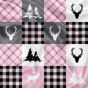 Peut inclure: Un tissu à carreaux rose et noir avec un motif répété de silhouettes de cerfs blancs et de sapins noirs.