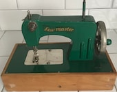 Child size Sew master Berlin Germany US Zone sewing machine hand crank Metal 1940 39 s collectible display wood base dovetailed