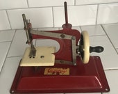 Child size Gateway Chicago, Illinois sewing machine hand crank Metal 1920 39 s collectible display Red with ivory trim sewing plate