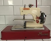 Child size Straco Jet Sew-O-Matic Red and Ivory sewing machine hand crank England Metal 1940 39 s collectible display
