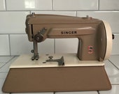 Child size Singer sewing machine Beige Ivory All metal original 1950 39 s hand crank Great Britain