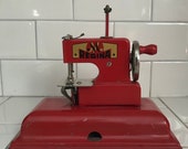 Child size Regina Red sewing machine hand crank Germany US Zone Metal 1940 39 s