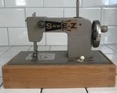Child size Sew E-Z Berlin Germany US Zone sewing machine hand crank Battery operated Metal 1940 39 s collectible display wood base dovetailed