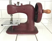 Child size Stitchmistress burgundy sewing machine hand crank heavy duty Metal 1940 39 s collectible display