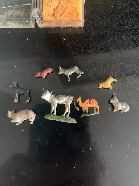 Animal Figurines & Animal Collectibles