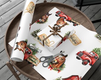 Puede incluir: Papel de regalo blanco con temática navideña con ilustraciones de acuarela de caballos, camiones rojos, graneros y árboles de Navidad. Un regalo envuelto con un lazo marrón y una etiqueta que dice "Merry Christmas" está encima.